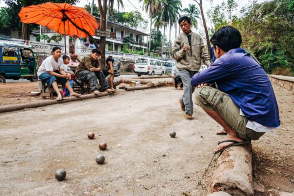 Petanca e jantar no restaurante local