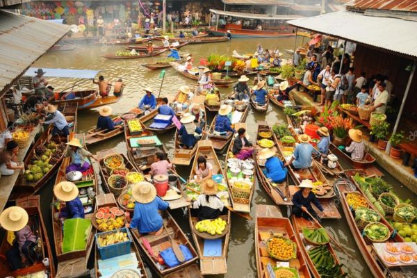 Mercado flutuante da Amphawa com almoço no restaurante local