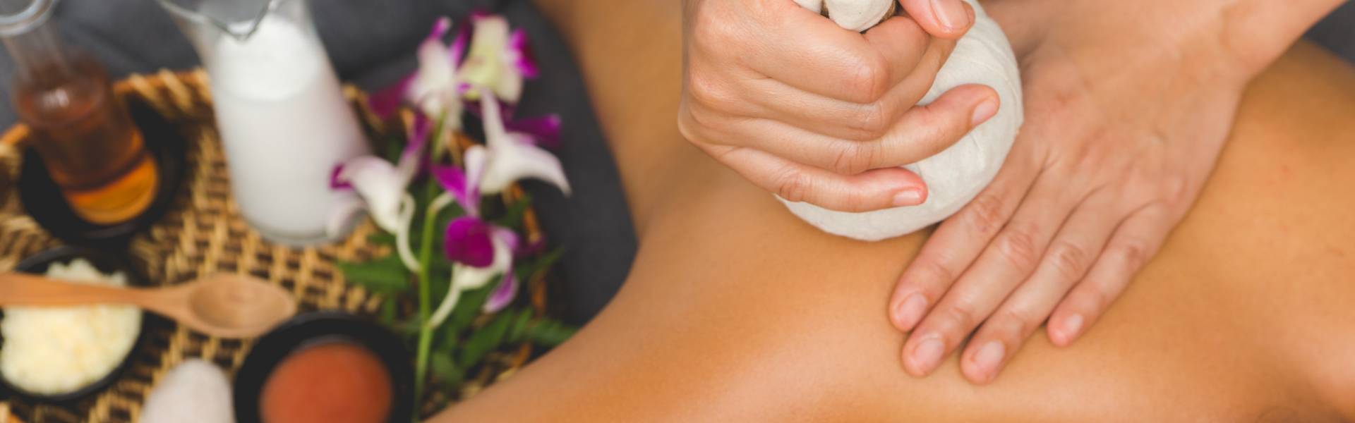 Massagem Tailandesa: o que é, quais os benefícios e para o que serve