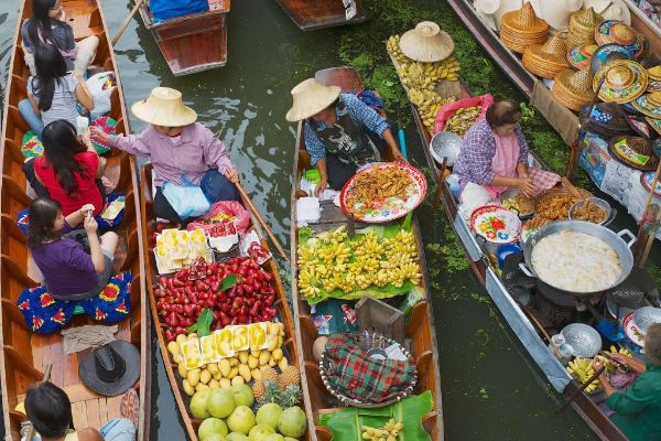 Dia 04: Bangkok - Mercado Flutuante Damnern Saduak - Ferrovia Perigosa Maeklong - Voo a Chiang Mai