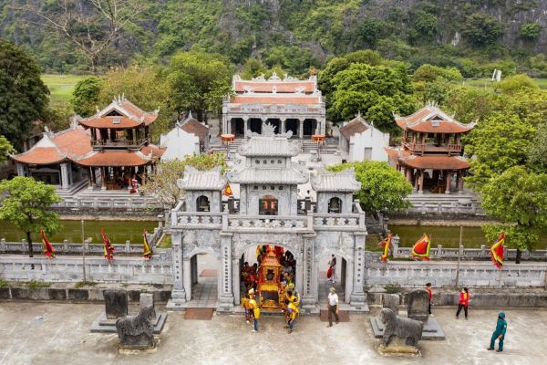 Dia 04: Ninh Binh - Paisagens Secretas - Tam Coc + Refeição Caseira - Hanói