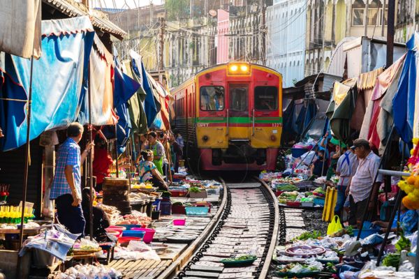 Dia 04: Bangkok - mercado flutuante Damnoen Saduak - ferrovia perigosa Maeklong - Bangkok
