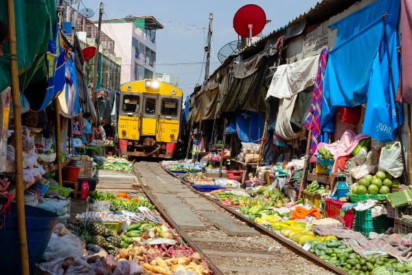 Dia 03: Bangkok - mercado flutuante Damnoen Saduak - ferrovia perigosa Maeklong