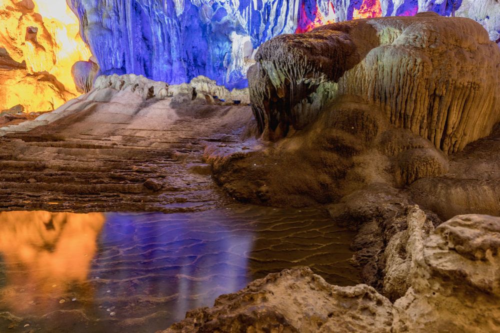 Dentro da famosa Caverna Sung Sot na Baía de Ha Long, Vietnã
