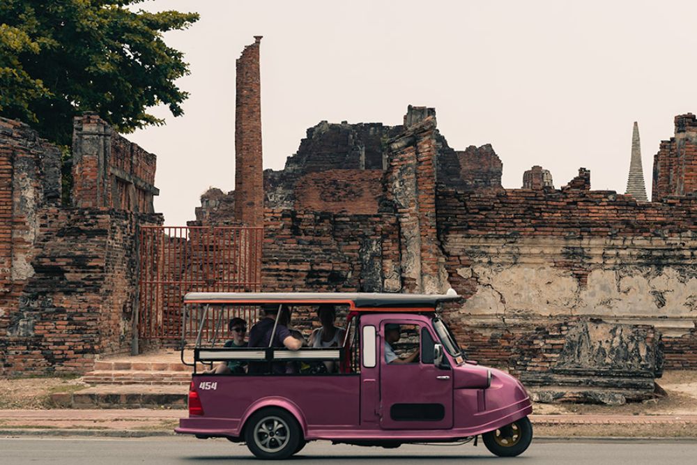 Turistas usam tuk tuks para se locomover em Ayutthaya
