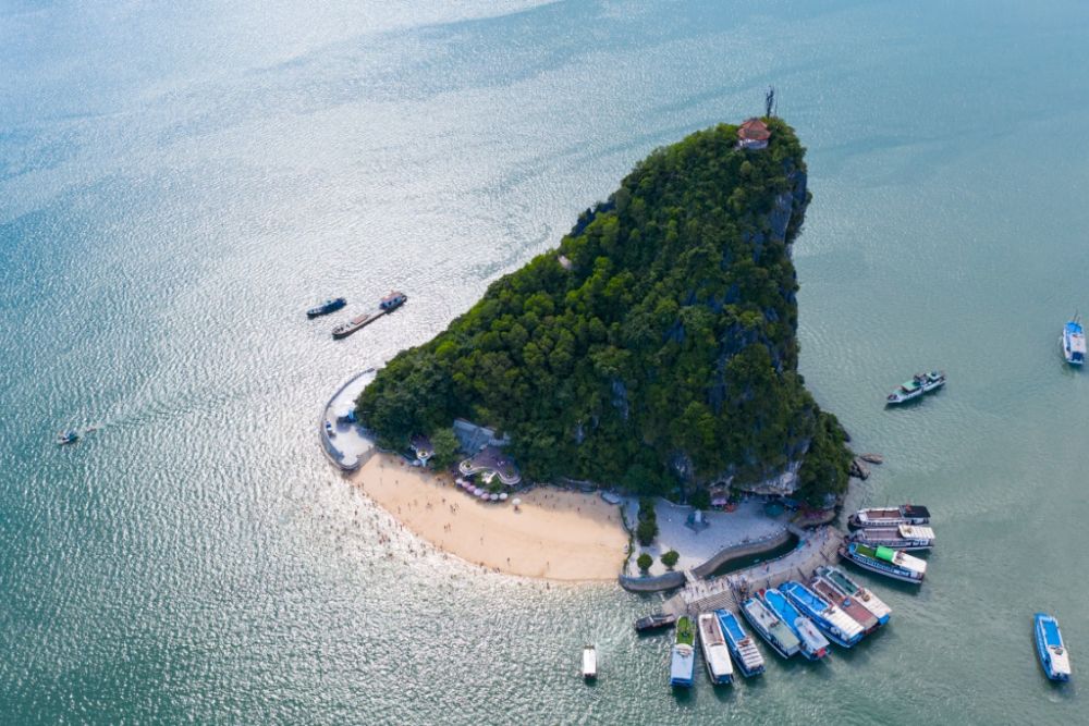 A famosa Ilha Titop na Baía de Ha Long, Vietnã, vista de cima