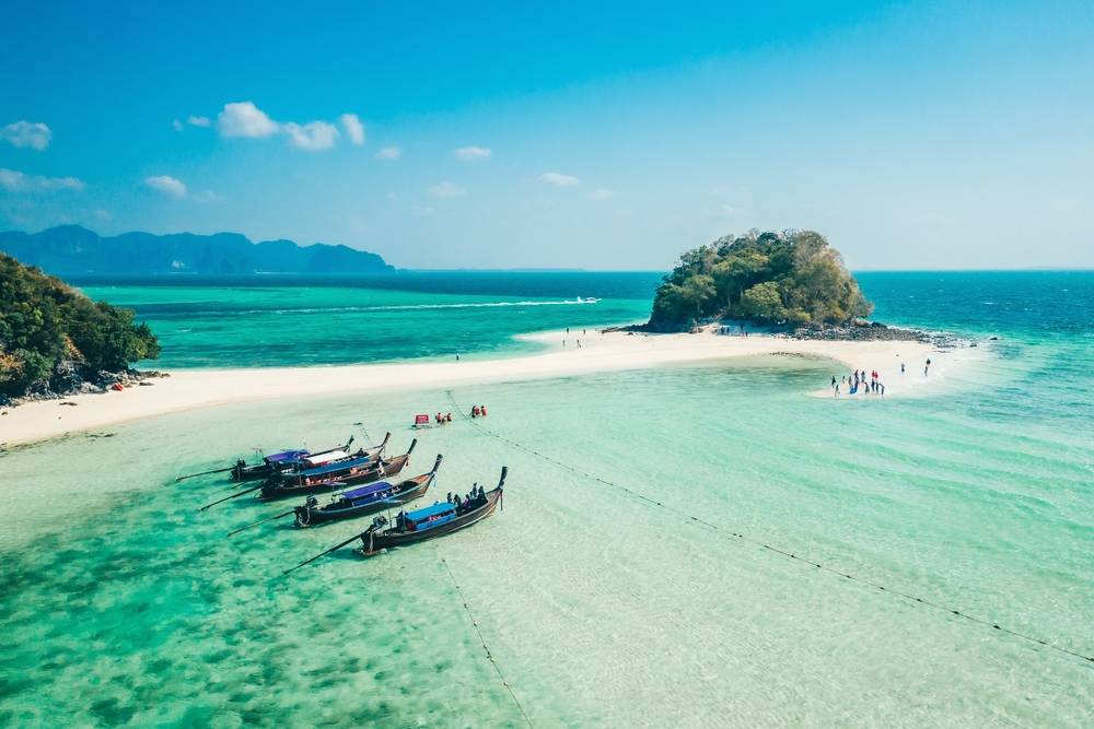 Songthaews estacionados perto da praia na ilha de Koh Dam em Krabi
