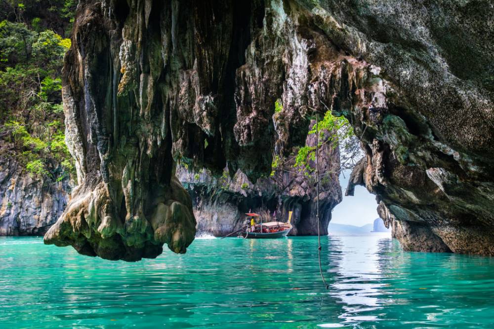 Um barco transportando turistas pela ilha de Koh Hong, Krabi