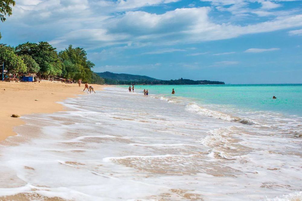 Turistas se divertindo em Long Beach, Koh Lanta