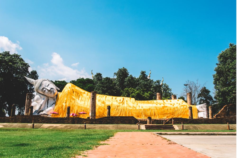 Wat Lokayasutharam: O grande Buda Reclinado ao ar livre