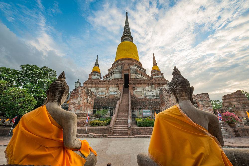 Wat Yai Chai Mongkol: A estupa vitoriosa e Buda Reclinado