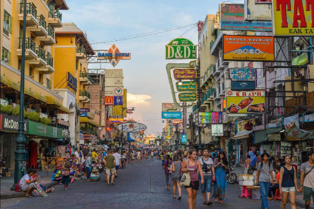 A Khao San Road está lotada de turistas em Bangkok