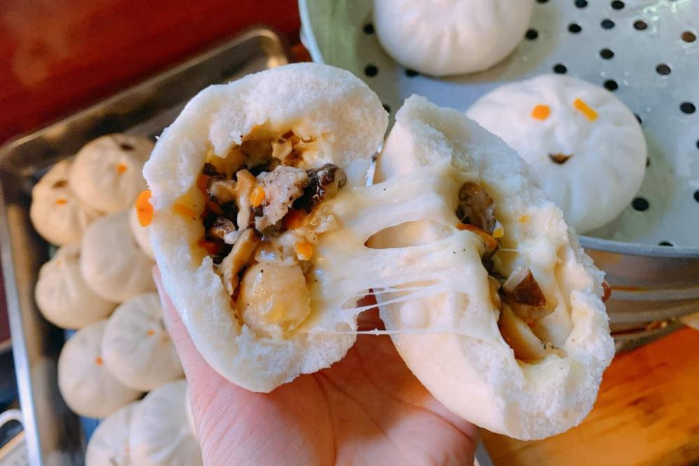 Um Banh Bao quente recheado com frango, cogumelos e queijo