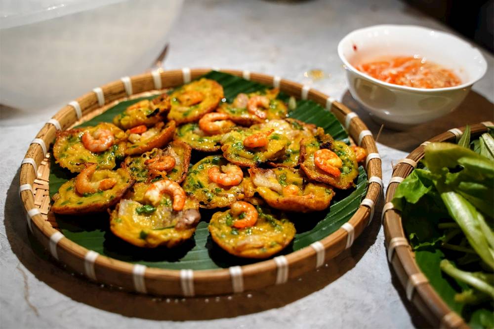 Uma bandeja de Banh Khot vietnamita