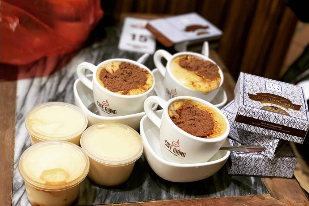 3 xícaras do famoso café com ovo de Hanói, Vietnam