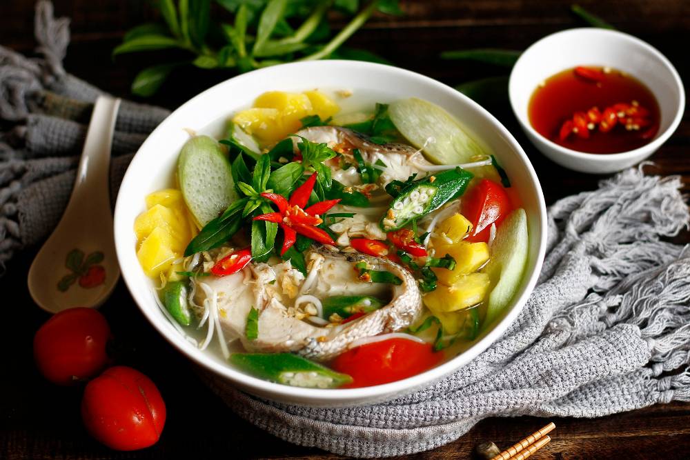 Uma tigela de sopa azeda preparada com peixe cabeça de cobra é muito popular no sul do Vietnã.
