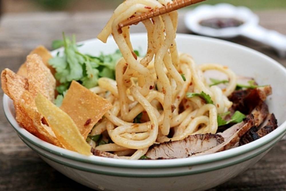 Uma tigela de Cao Lau, especialidade de Hoi An, com macarrão grosso