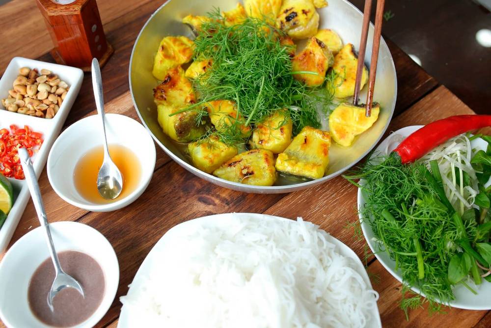 Um prato de Cha ca La vong comido com macarrão, Hanoi Vietnã