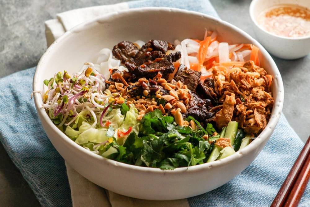 Uma tigela atraente de Bun Bo Nam Bo
