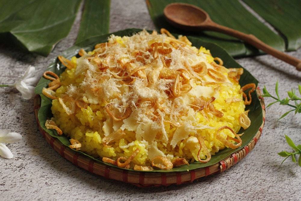 Um prato de Xoi Xeo Vietname servido com chalotas fritas perfumadas