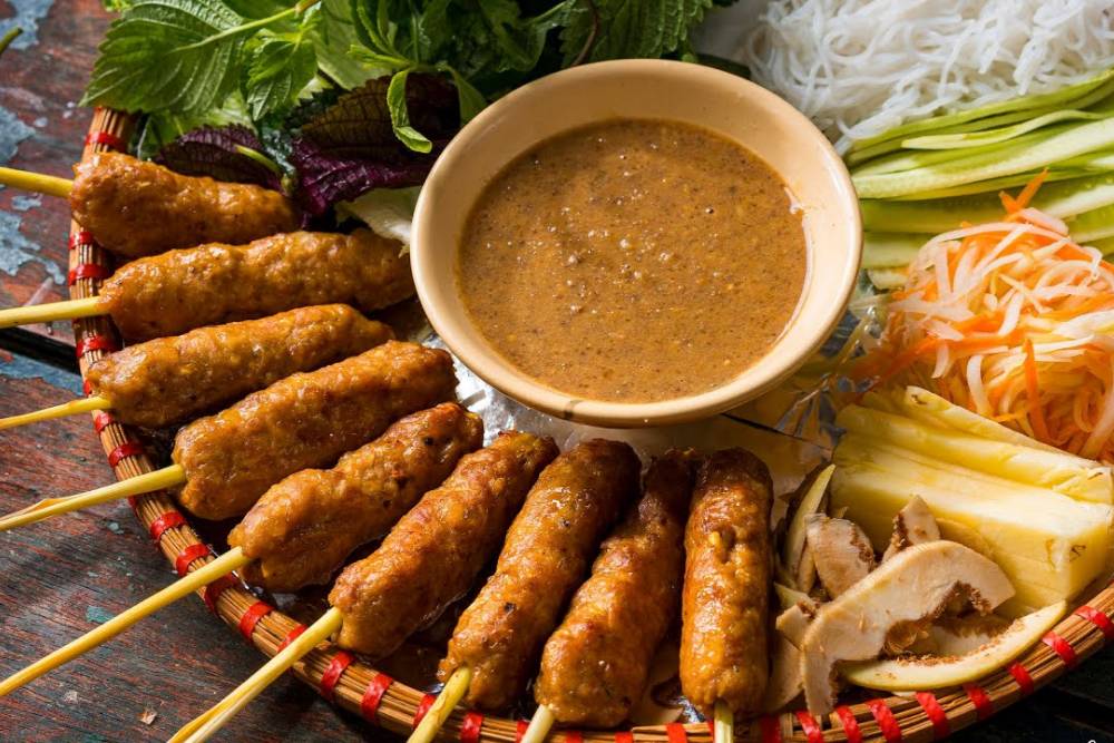 Nem Lui vietnamita servido em um prato redondo