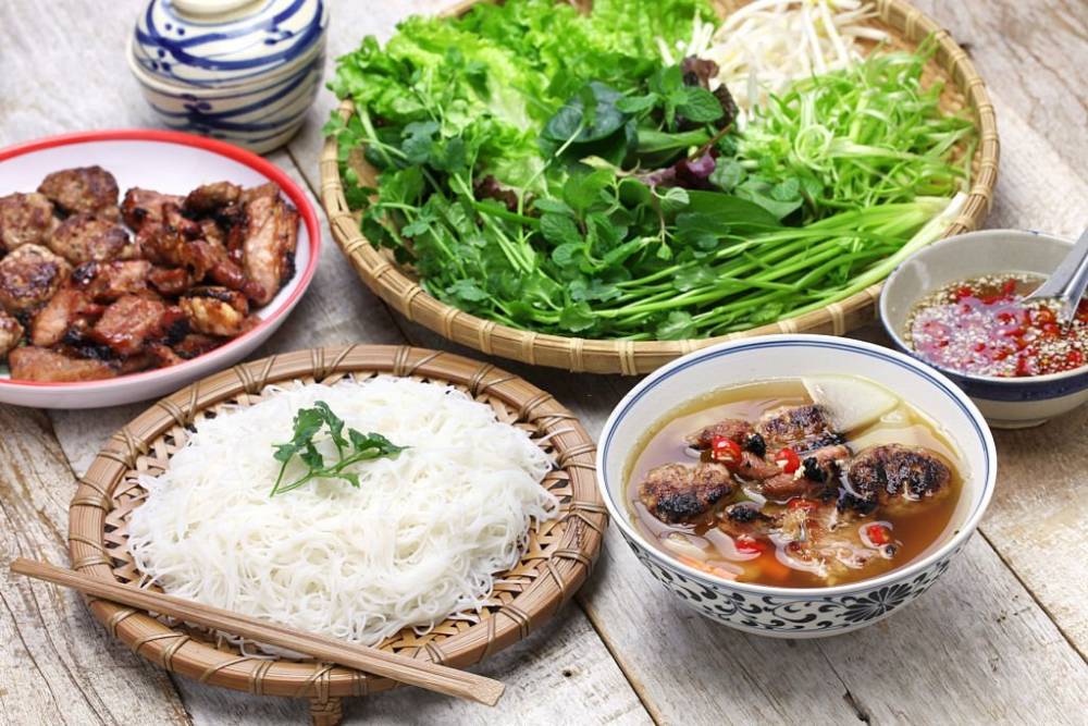 Um prato tradicional vietnamita Bun Cha