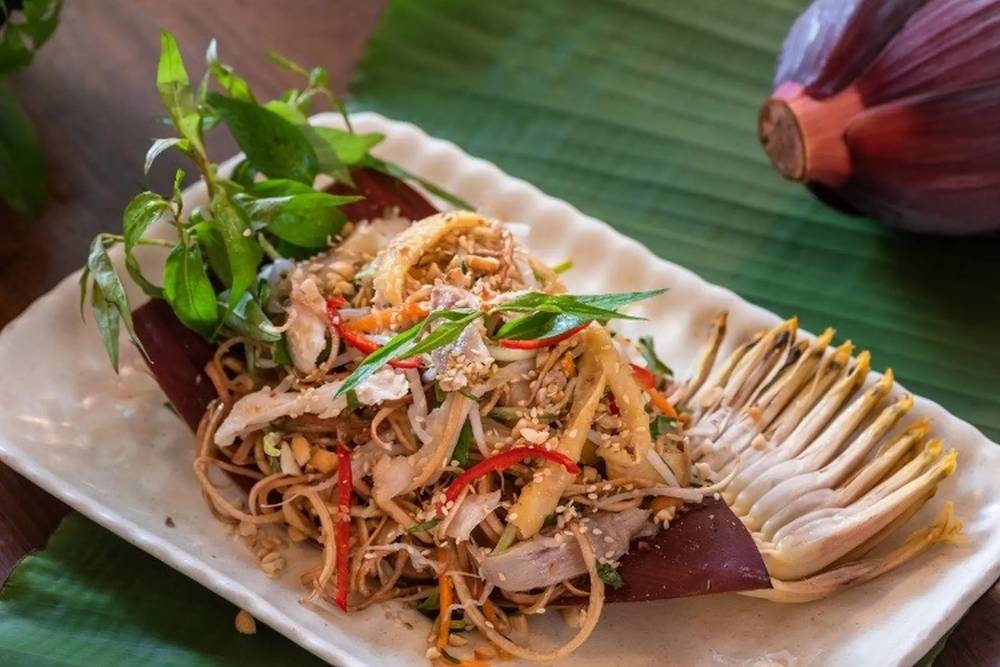 Um prato de salada de banana fresca