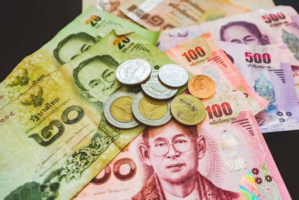 O Baht Tailandês (THB) é a única moeda legal da Tailândia.