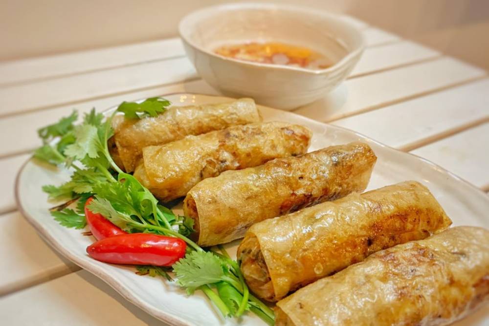 Dourado e delicioso Nem Ran vietnamita