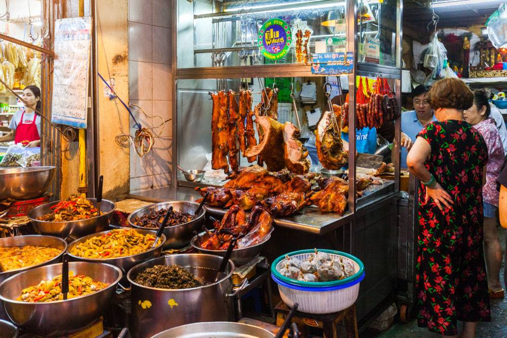 Uma barraca vendendo carne assada na ChinaTown em Bangkok