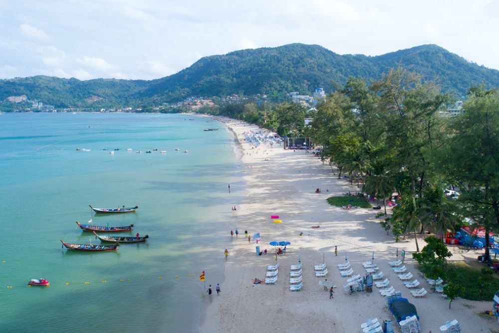 Um canto da praia de Patong, Phuket, visto de cima