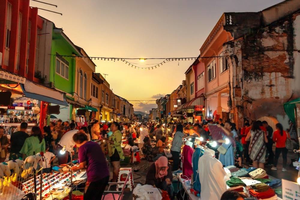A Old Town de Phuket fica lotada de turistas à noite.