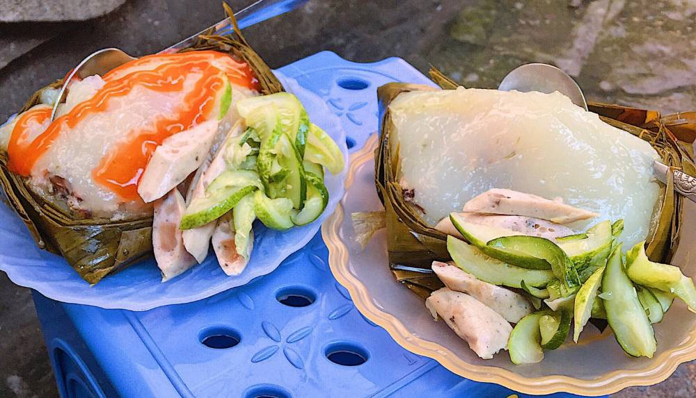 Banh Gio servidos no café da manhã em um restaurante na calçada de Hanói