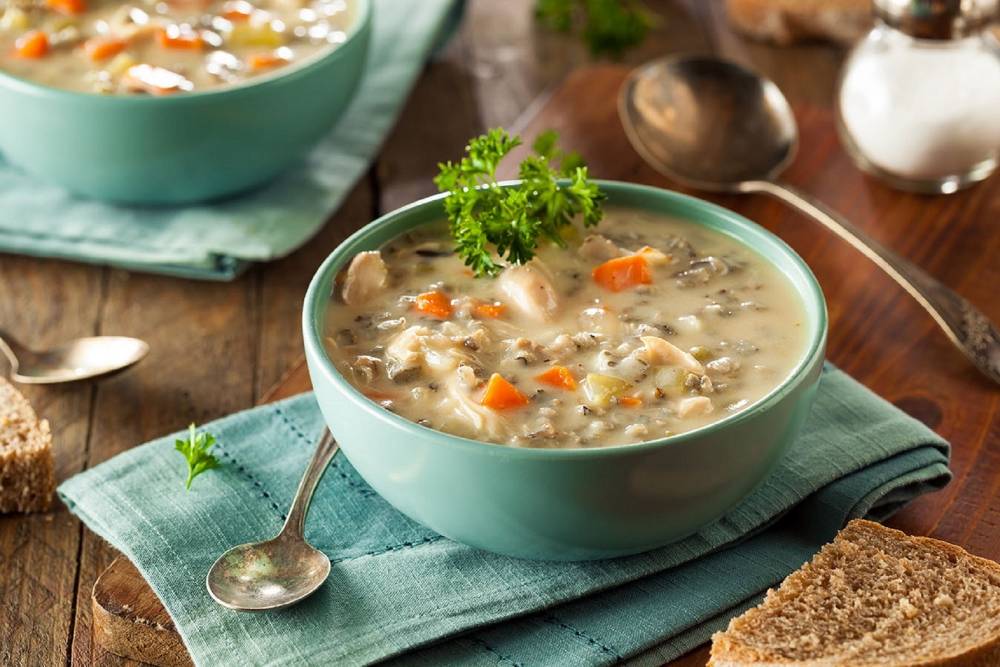 Uma tigela de mingau de frango e vegetais delicioso e nutritivo