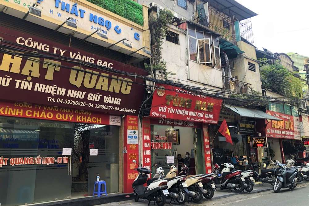 Rua Ha Trung - um local de câmbio popular para turistas no Vietnã