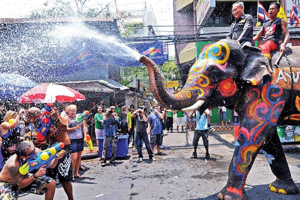 Pessoas se divertindo no festival de água tailandês - Songkran