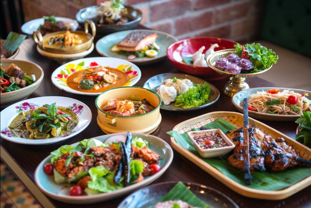 Uma mesa de comida tailandesa em Phuket
